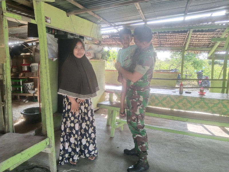 Babinsa Koramil 04/Perawang Koptu Togi Sitorus Lakukan Pengecekan Anak Stunting Di Kampung Tualang Timur