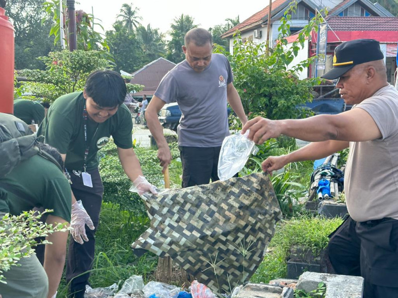 Peduli Lingkungan, Seluruh Personil Polsek Minas & Mahasiswa KKN UNRI Serta Masyarakat Goro Bersihkan Pasar