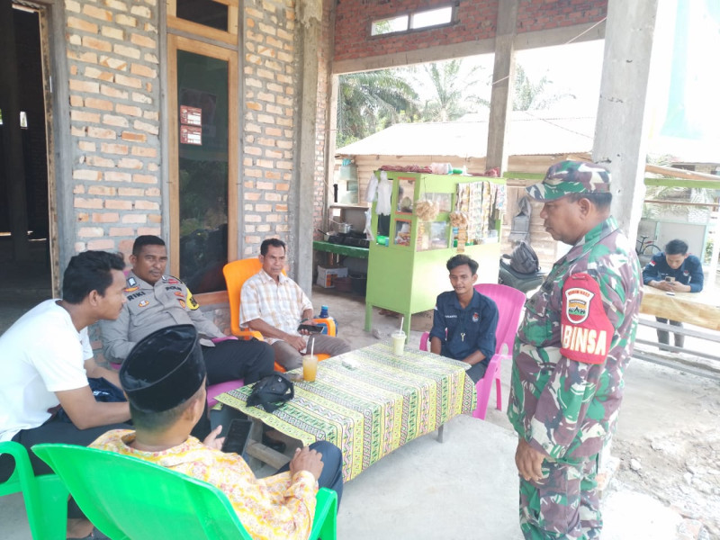 Pelda Benriyadi Sosialisasikan Bahaya Narkoba di Kampung Lubuk Umbut. Pelda Benriyadi Sosialisasikan Bahaya Narkoba di Kampung Lubuk Umbut.