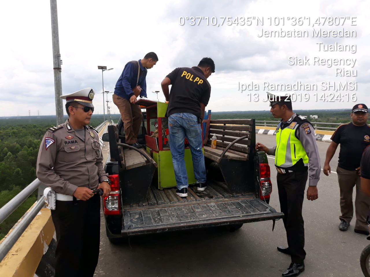Unit Lantas Polsek Tualang & Satpol PP Tertibkan Pedagang Keliling Di Jembatan Maredan Perawang