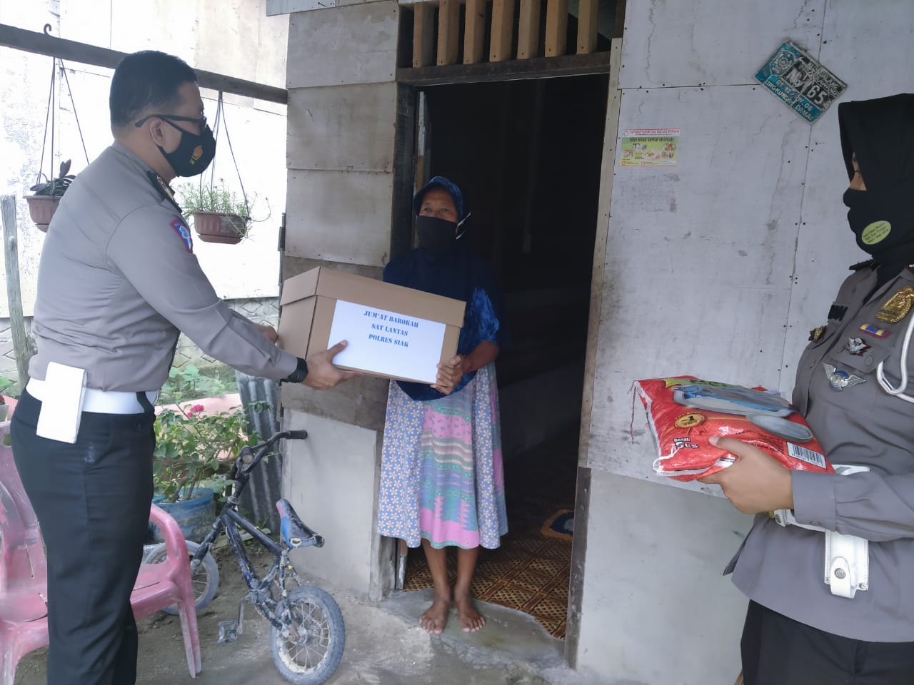 Satlantas Polres Siak Kembali Bagikan Paket Sembako Dalam Giat Jumat Barokah