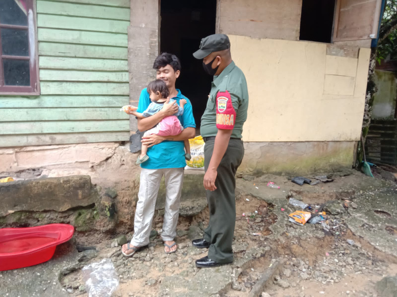 Babinsa Koramil 03/Minas Serda Sugiarto, Giat Pengecekan Anak Penderita Stunting di Kampung Rantau Bertuah 