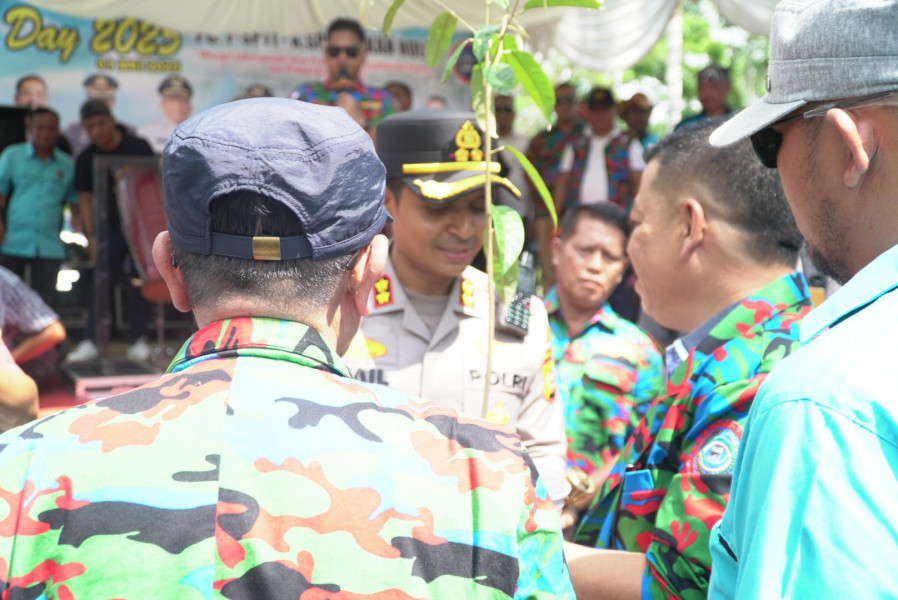 Kapolres Rohul Serahkan Bibit Pohon Kepada Serikat Buruh, Ajak Bersinergi Tangani Karhutla