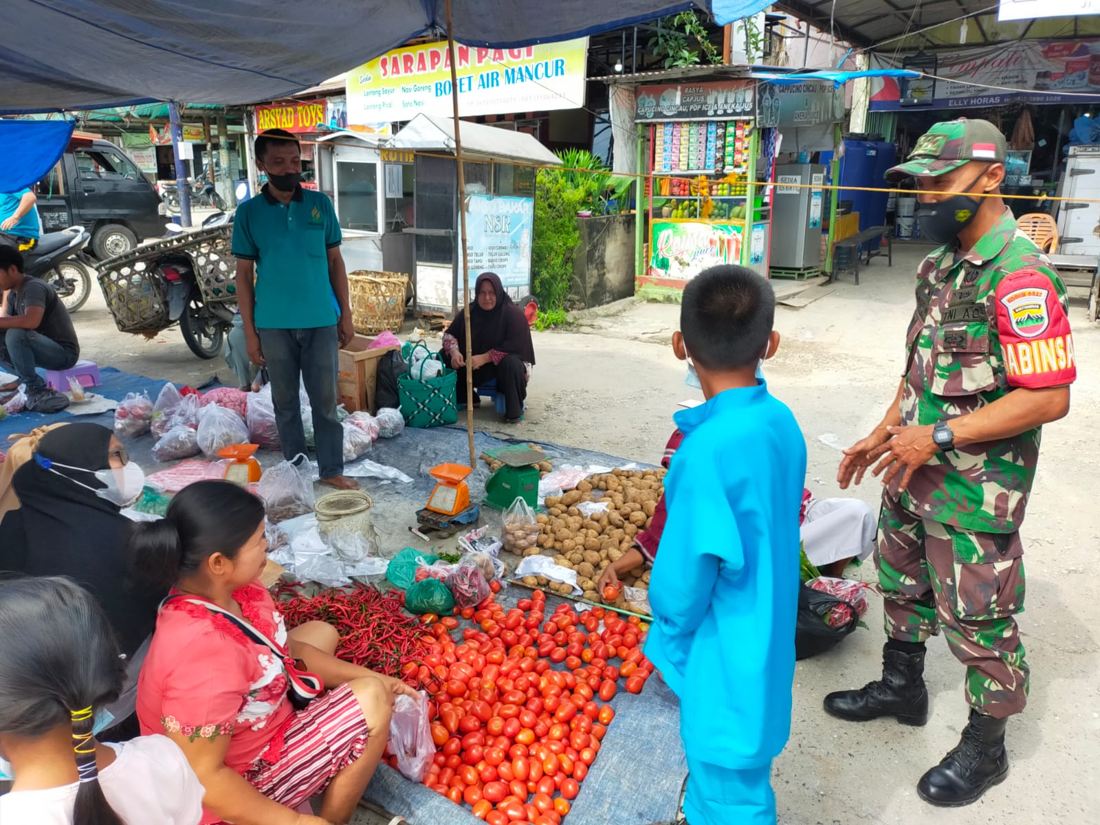 Antisipasi Penularan COVID-19, Sertu Joko Purnomo Continue Lakukan Gakplin Rutin di Pasar Tradisional Minas