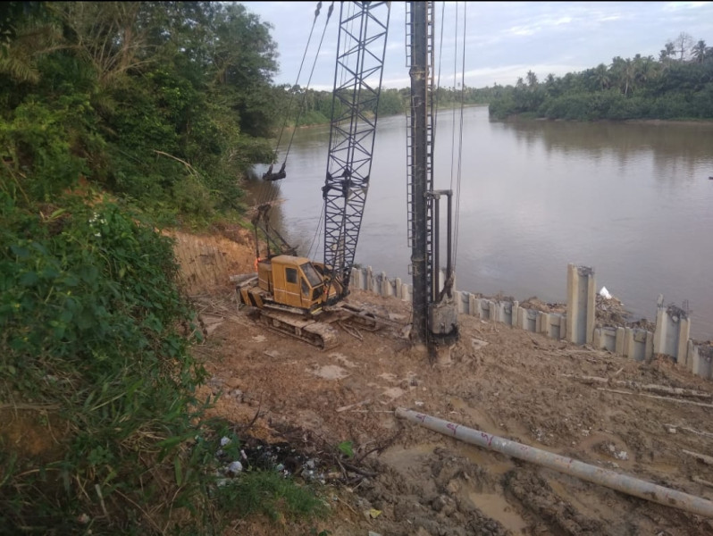 Diduga Tak Serius Kerjakan Proyek, CV Mutiara Gunakan Excavator Tak Layak Operasi Untuk Bangun Turap Sungai di Cerenti