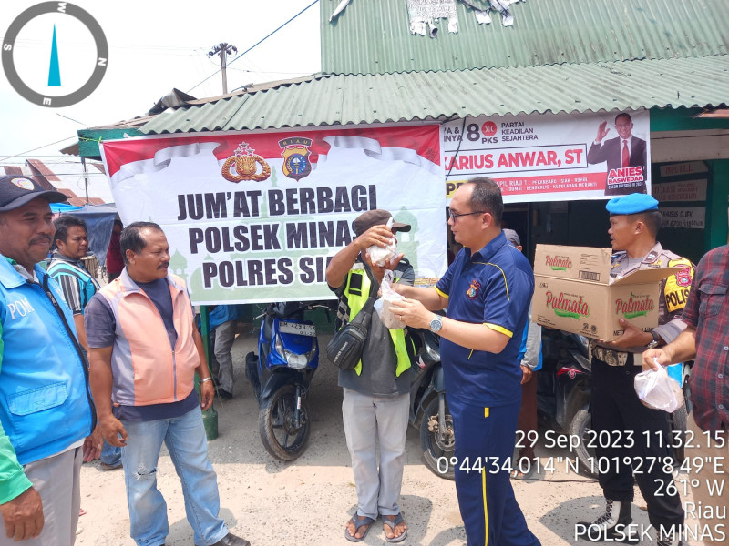 Jumat Berbagai, Kapolsek Minas Bagikan Puluhan Nasi Bungkus Kepada Masyarakat di Minas Jaya