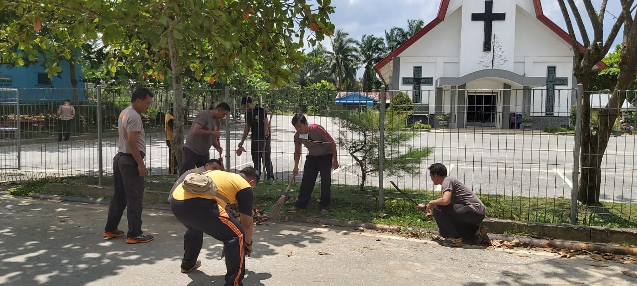 Giat Bersih Untuk Sehat Polda Riau, Polsek Minas Bersihkan Sejumlah Rumah Ibadah