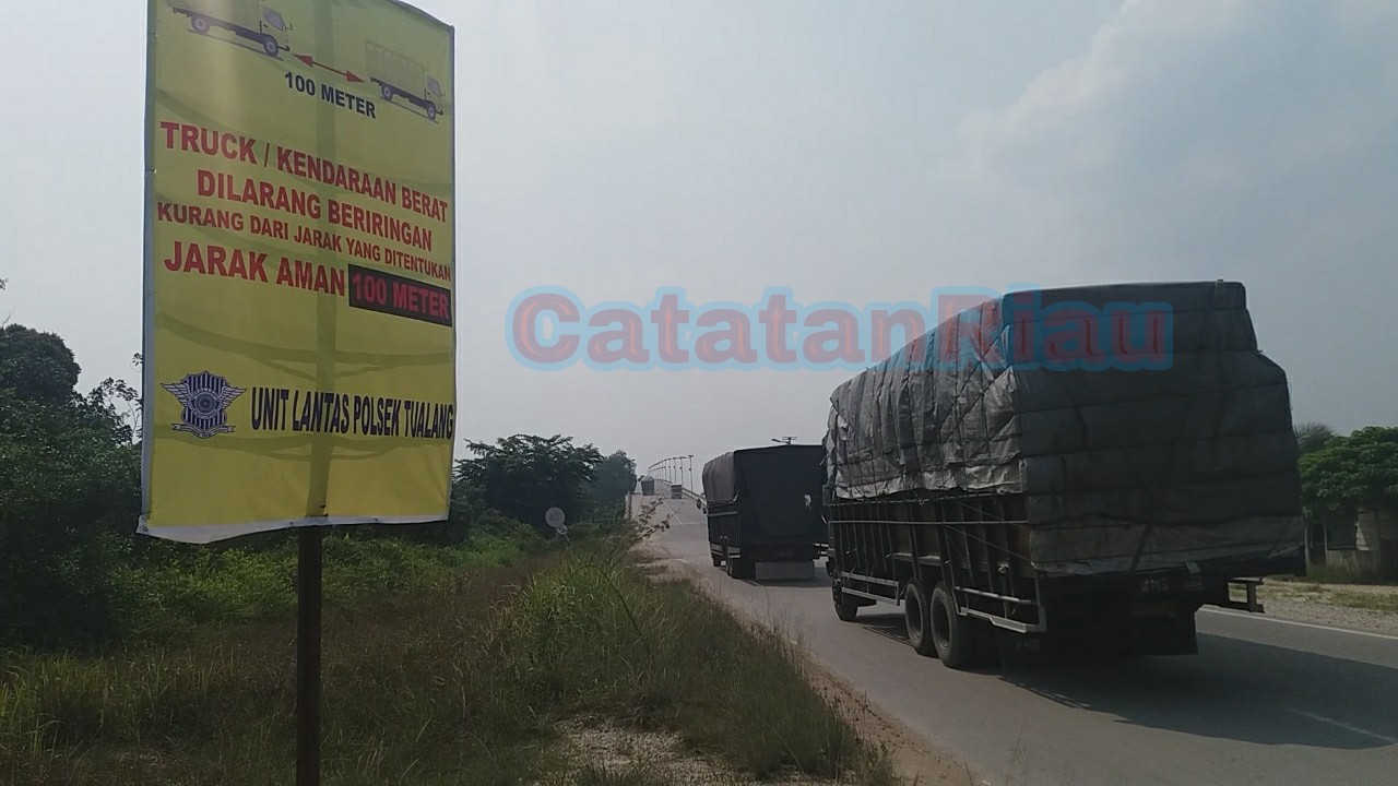 Truk Besar Melintas di Jembatan Maredan, Abaikan Spanduk Himbauan Polsek Tualang