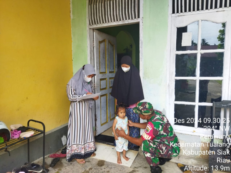Babinsa Koramil 04/Perawang Aktif Cegah Stunting, Cek Langsung Kondisi Anak