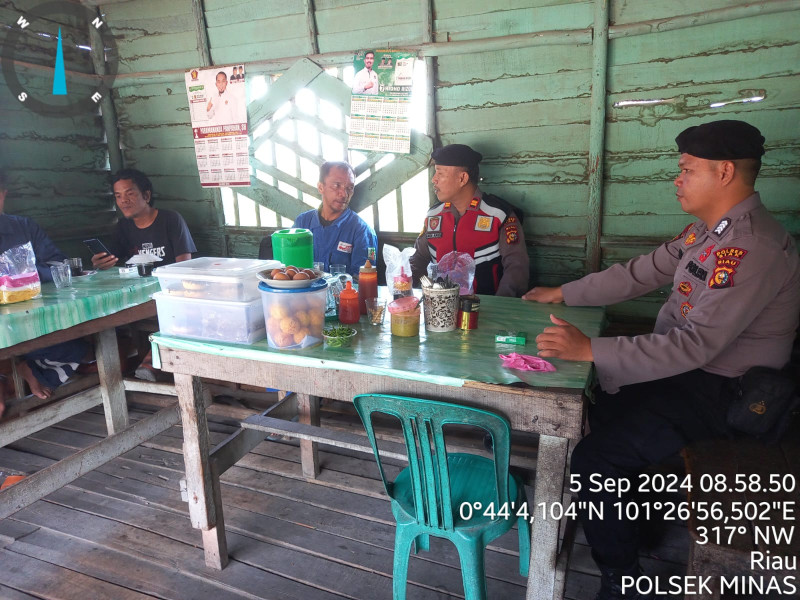 Cooling System Pemilukada Damai Tahun 2024, Personil Polsek Minas Sambangi Warga Yang Nongkrong Di Warung