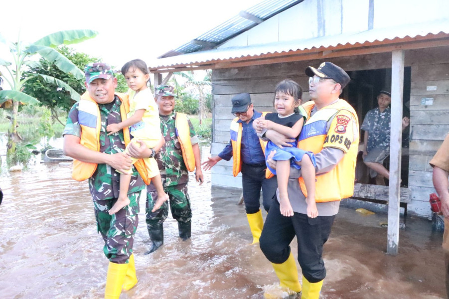Cooling System Ciptakan Pemilu Damai, AKBP Asep Sujarwadi Selaku Kapolres Siak Tinjau Lokasi Banjir Dan Turun Langsung Beri Bantuan Evakuasi Warga