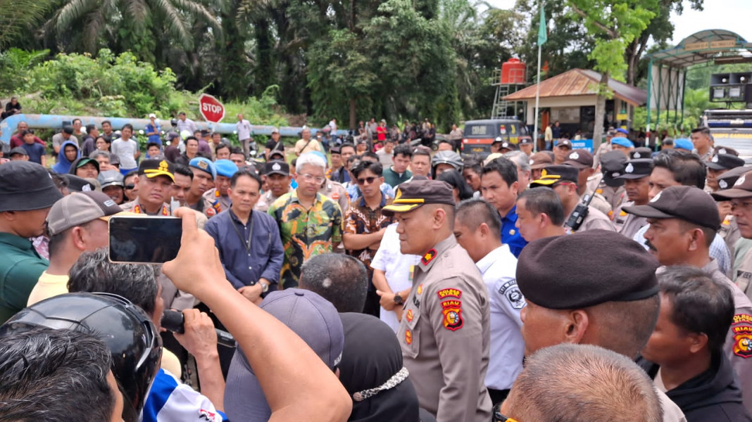 Polsek Minas Yang di Back Up Polres Siak Kawal Aksi Unjuk Rasa di Gate 4 PHR Minas, Kapolsek Pastikan Situasi Kondusif Polsek Minas Yang di Back Up Polres Siak Kawal Aksi Unjuk Rasa di Gate 4 PHR Minas, Kapolsek Pastikan Situasi Kondusif
