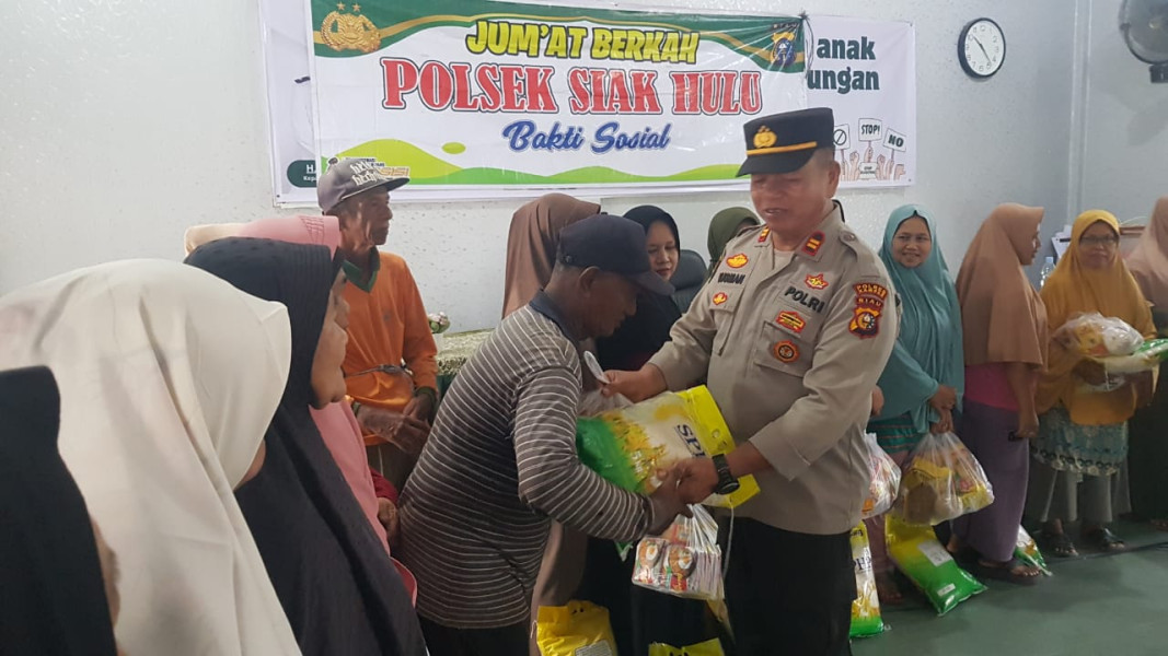 Polsek Siak Hulu Terus Berbagi Dalam Jum'at Berkah, Tidak Luput Mengajak Masyarakat Untuk Jaga Kamtibmas Pasca Pilkada