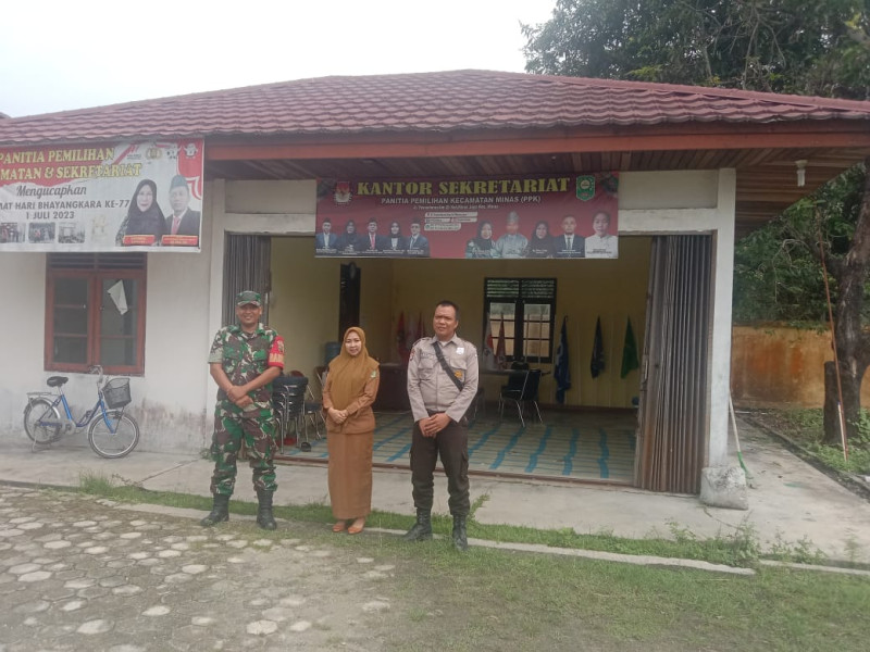 Babinsa Koramil 03/Minas Giat Monitoring di Kantor PPK Minas