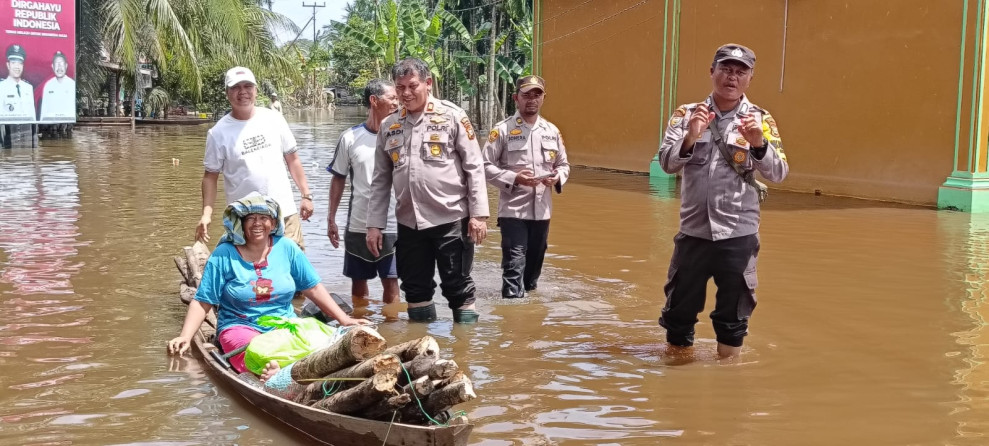 Kapolsek Siak Hulu Tanggap Bantu Korban Banjir Dan Konsisten Giat Cooling System