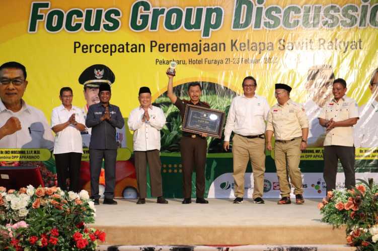Kajati Riau Dr Supardi Raih Penghargaan Dalam Kegiatan Focus Group Discussion APKASINDO di Pekanbaru 