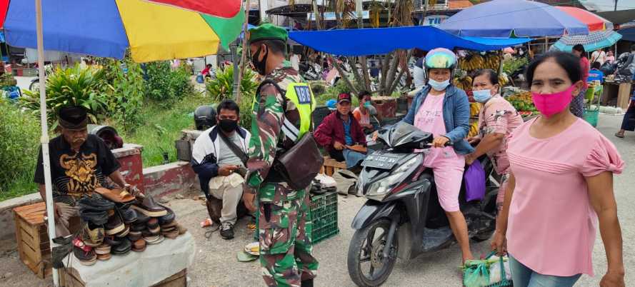 Babinsa Koramil 03/Minas Serma Muhajir Laksanakan Gakplin Rutin Antisipasi Penularan Virus Corona di Pasar Minas