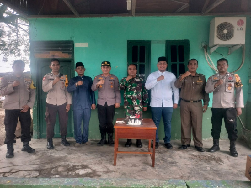 Berikan Surprise HUT TNI Ke-78, Kapolsek Koto Gasib & Camat Sambangi Pos Babinsa di Kampung Buatan II