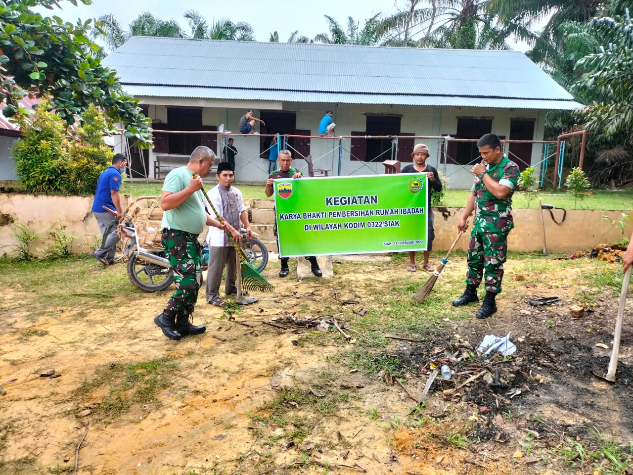 Giat Karya Bakti, Danramil Minas Ajak Masyarakat di Minas Timur Bersihkan Tempat Ibadah