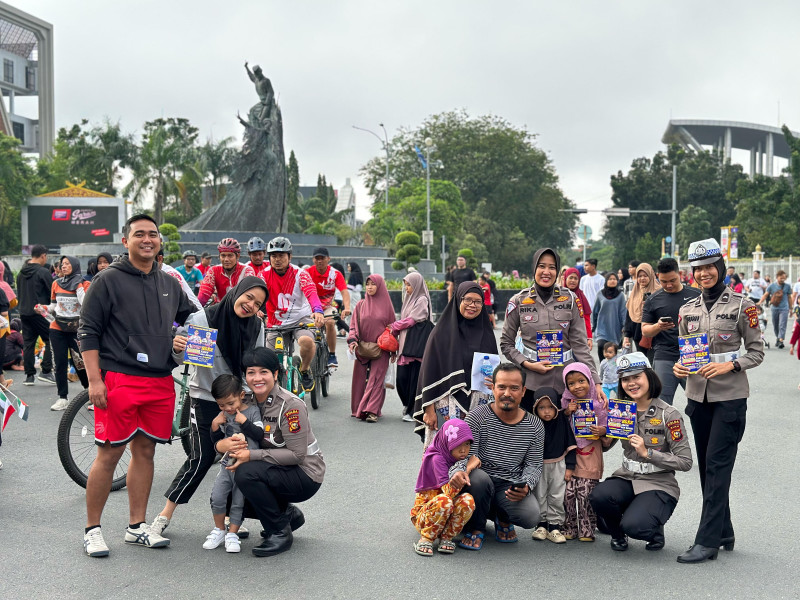 Cooling System Polwan Ditlantas Polda Riau Libatkan Para Pengunjung Car Free Day
