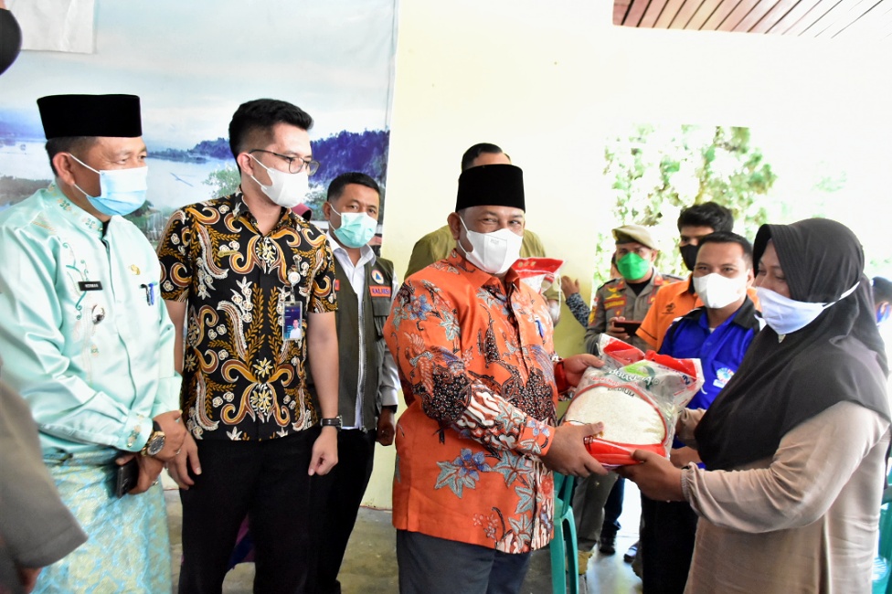 Kecamatan XIII Koto Kampar Terima 2.200 KPM Bantuan Beras PPKM