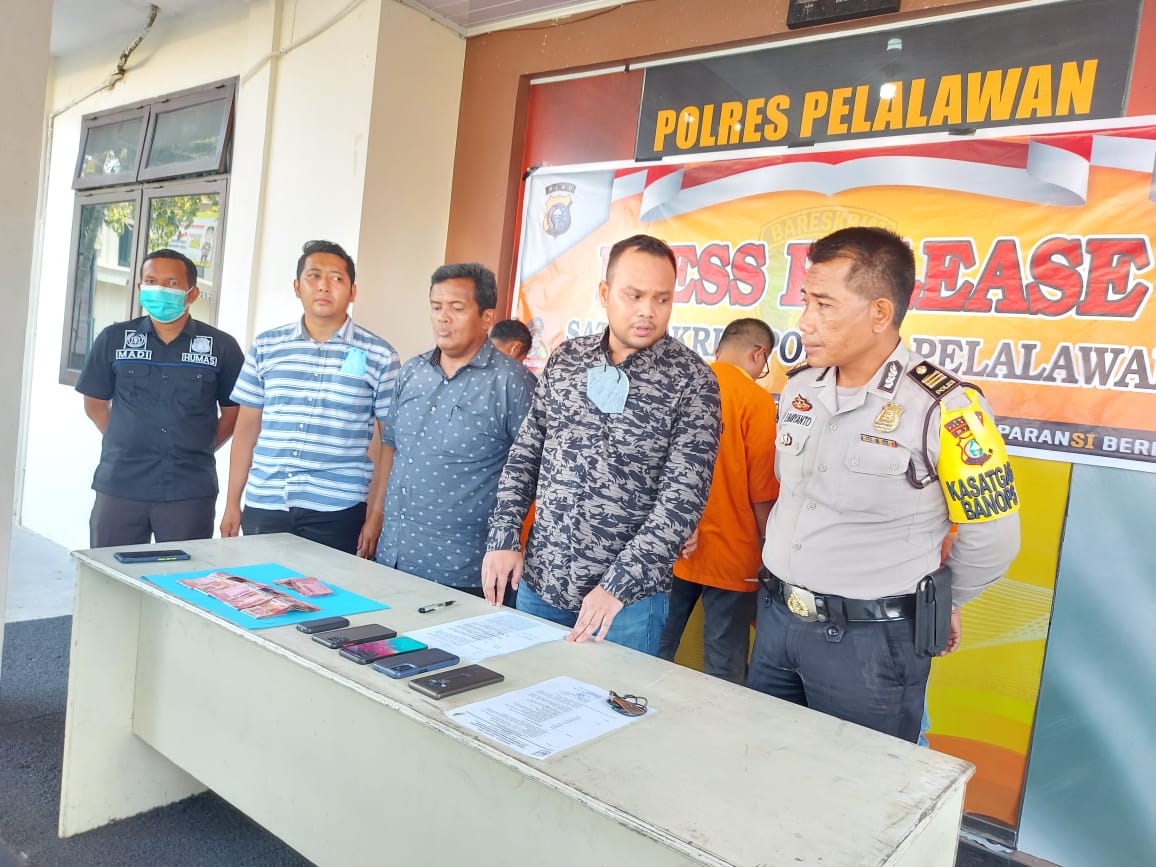 Peras Pemilik Alat Berat, 4 Pegawai DLHK Riau Kena OTT Polres Pelalawan