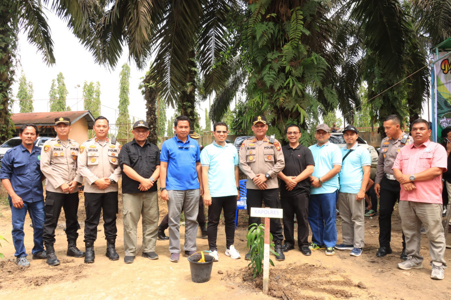 Kapolres Siak Hadiri Peringatan Hari Buruh dan Penanaman Pohon di PT. KTU Astra Koto Gasib