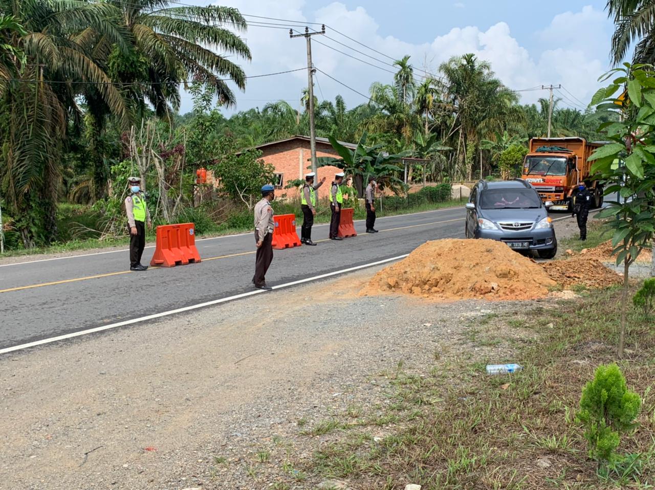 Antisipasi Covid-19, Polres Inhil Lakukan Penyekatan Aktivitas Arus Mudik Diperbatasan Riau-Jambi