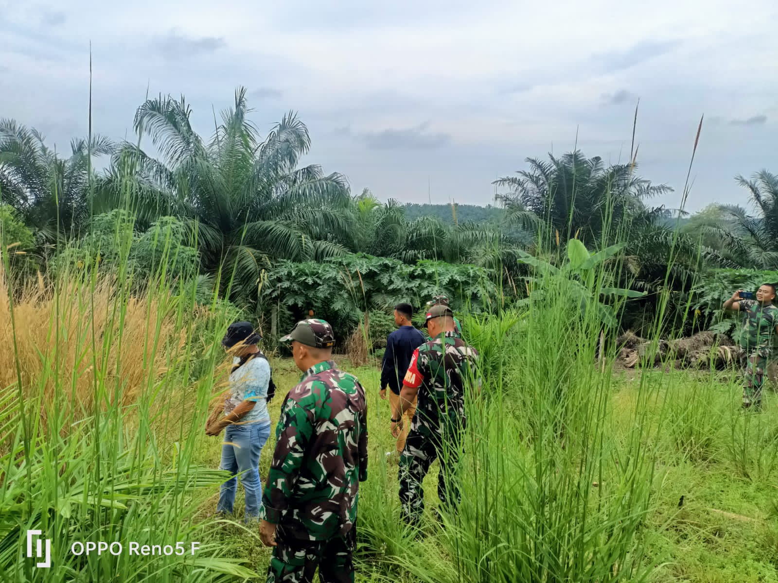Agar Tak Terjadi Karhutla, Serma Muhajir Bersama Masyarakat Kelurahan Minas Jaya Lakukan Patroli dan Pengecekan Kanal