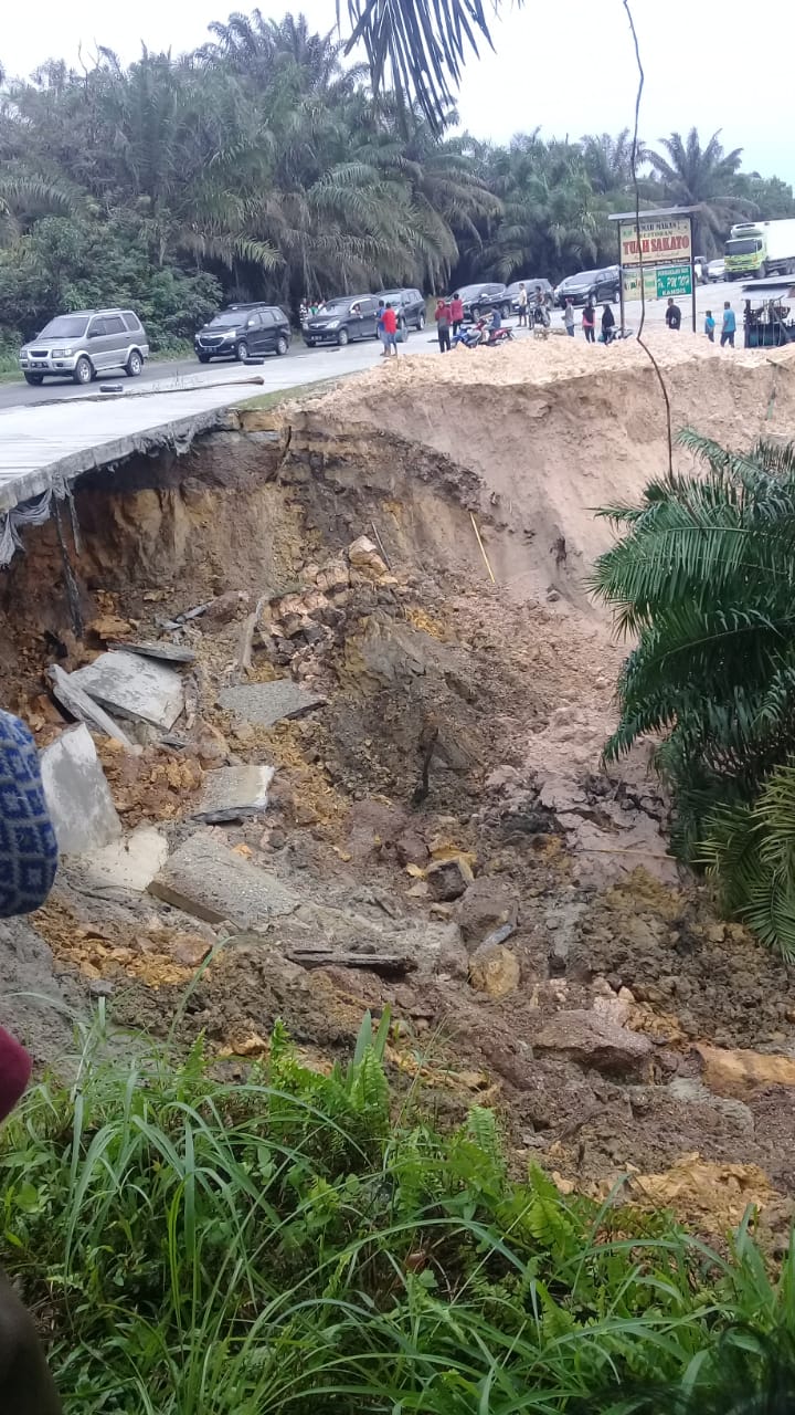 Jalan Lintas Sumatera KM 70 Kandis Longsor, Polisi Terapkan Sistem Buka Tutup Arus Lalin