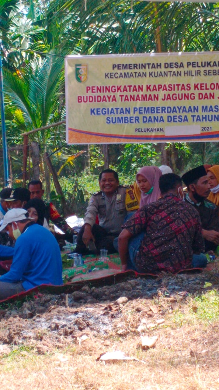 Sukseskan Program Kampung Tangguh, Bhabinkamtibmas Pelukahan Berbaur Dengan Kelompok Tani