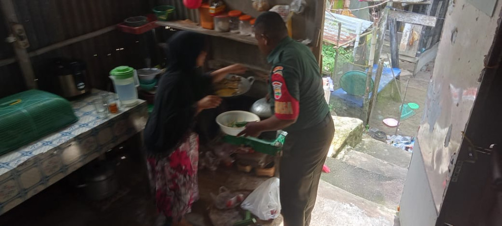 Sertu Sahidin Bentu Warga Dengan Masuk Dapur Ibu Rahmawati Warga Kurang Mampu di Kampung Srigemilang