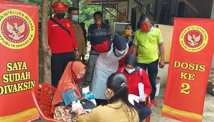 BIN Riau Lanjutkan Vaksinasi Dosis 2 Kepada Santri Ponpes dan Door to Door Masyarakat