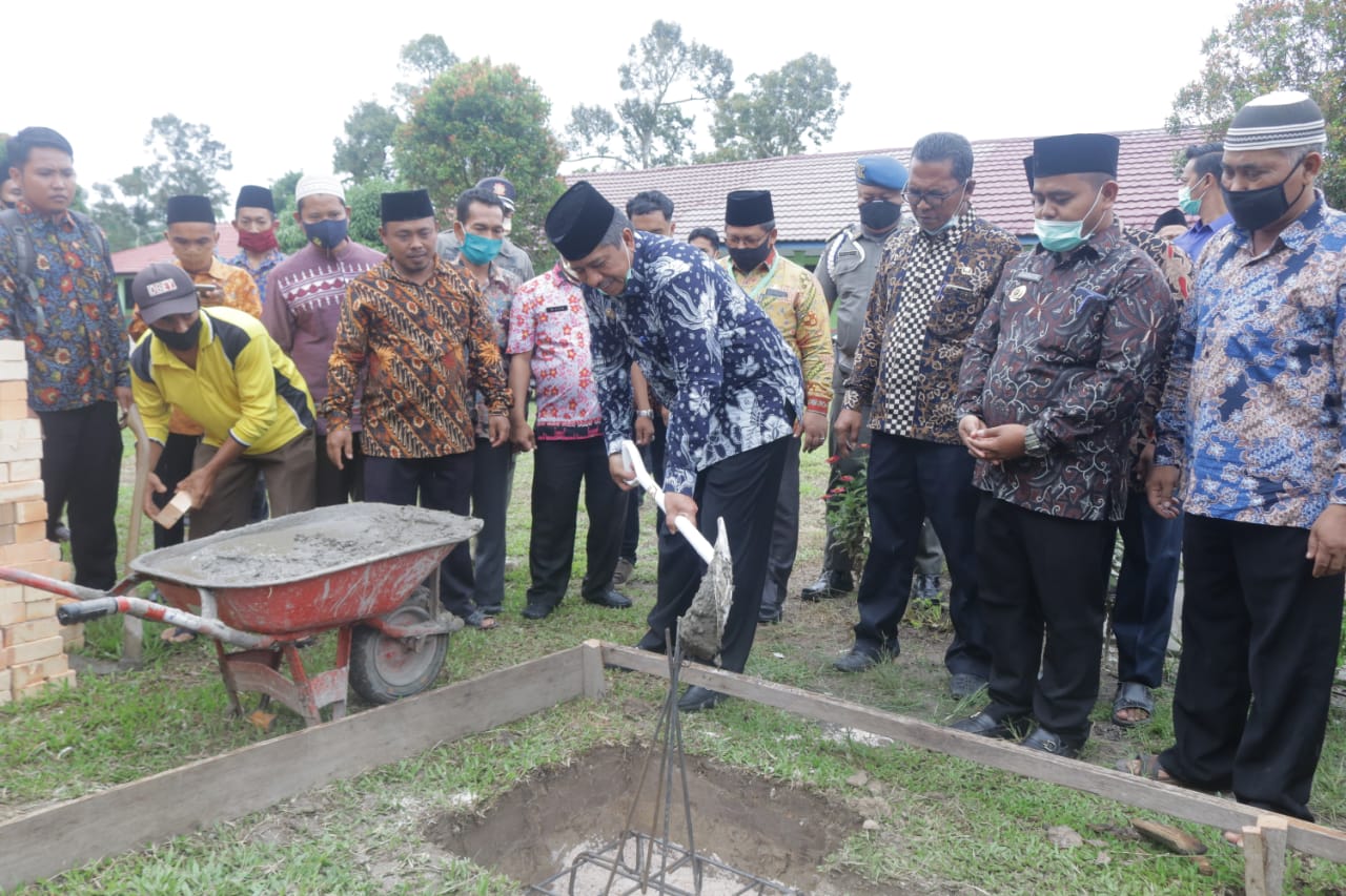 Bupati Alfedri Letakkan Batu Pertama Pembangunan Lanjutan MIN 1 Siak, di Kampung Sabak Permai