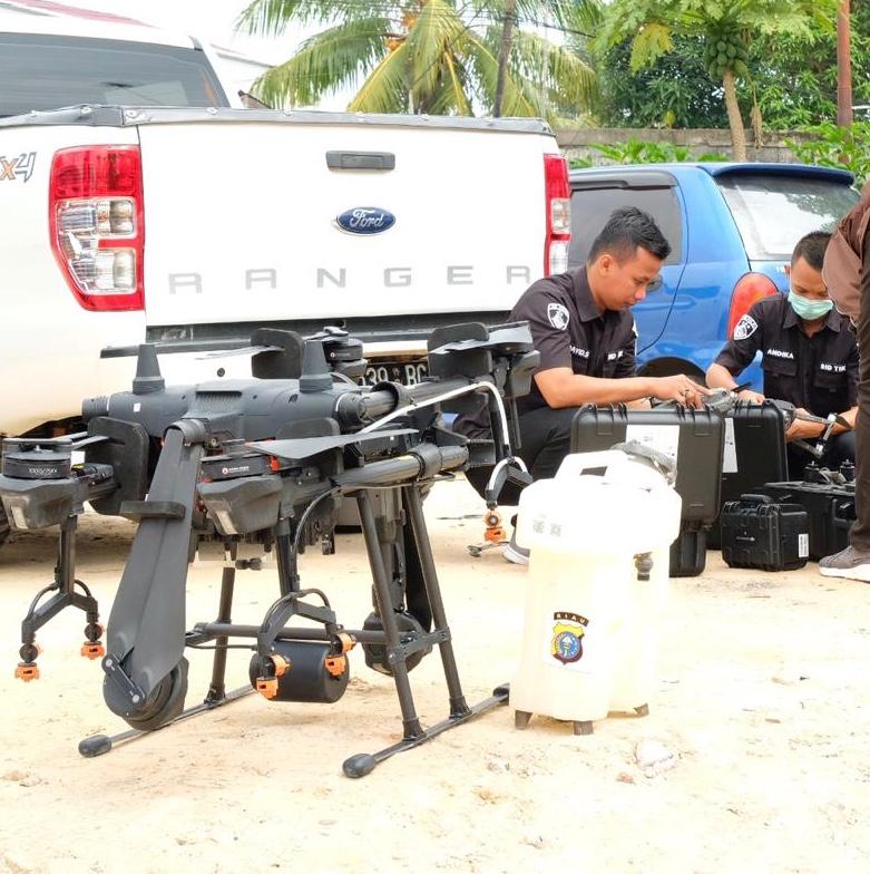 Drone Spraying Khusus Dikerahkan Polda Riau Untuk Penyemprotan Pemukiman Warga