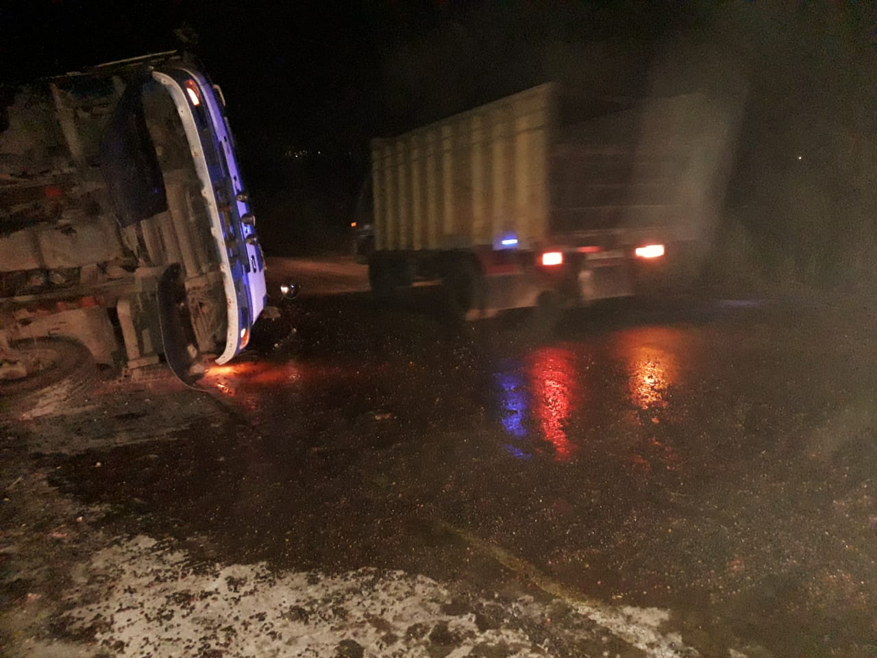 CPO Tumpah, Mobil Inti Sawit tumbang Akibatkan Jalur Trans Sumatera Macet Hingga Belasan Kilometer.