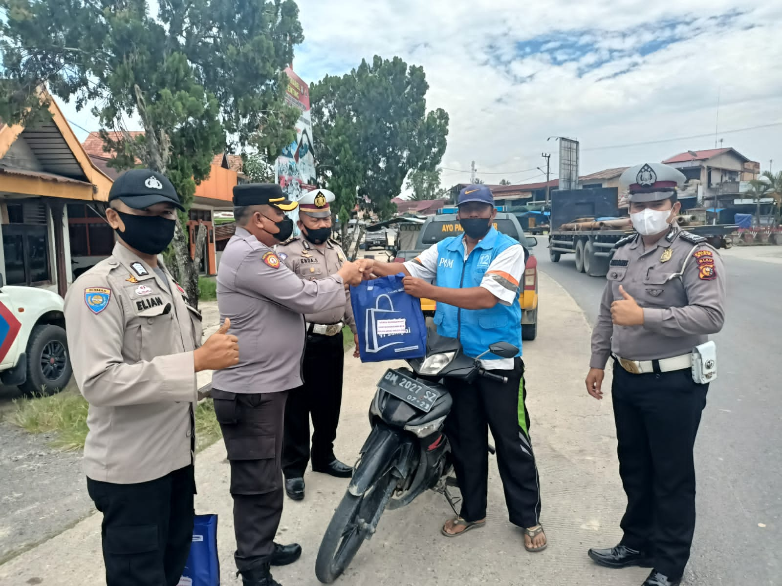 Bantu Warga Yang Terdampak Kenaikan Harga BBM, Polsek Minas Bagikan Paket Sembako 