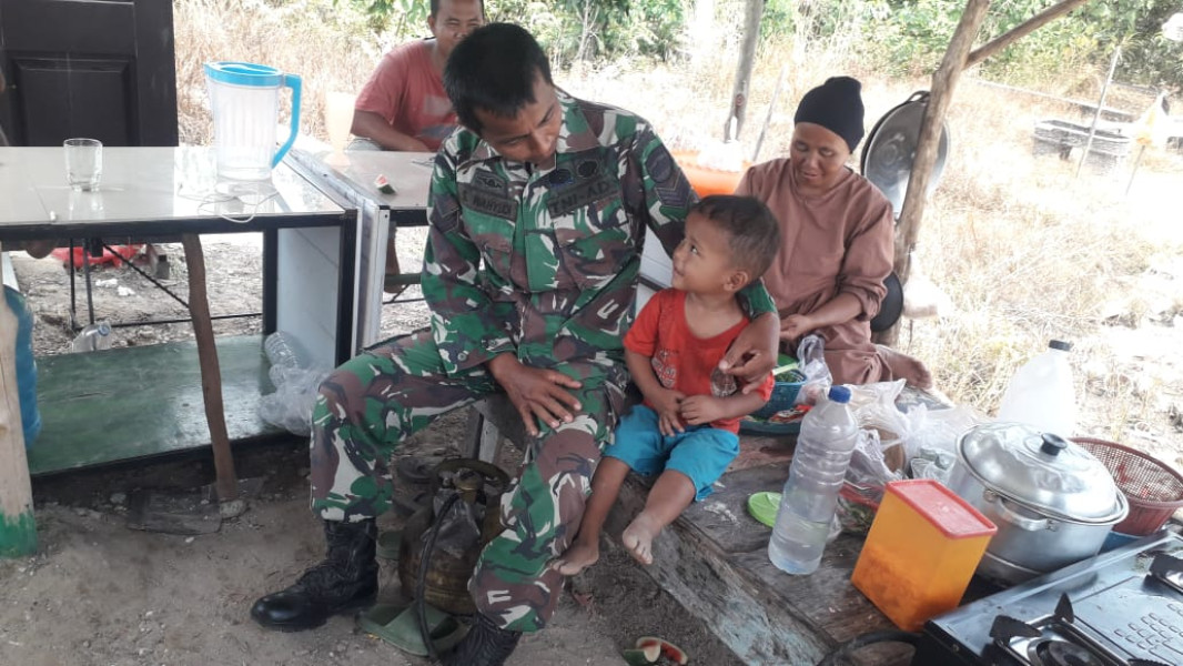 Babinsa Kampung Lubuk Jering Serka Sri Wahyudi Komsos & Laksanakan Pengecekan Anak Stunting