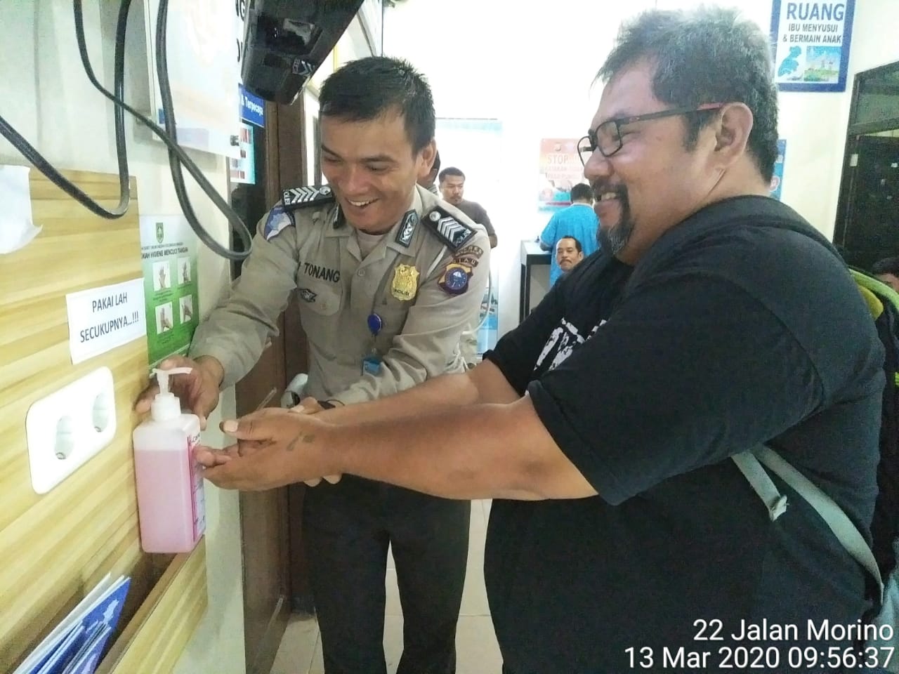 Cegah Virus Corana, SATPAS SIM Ditlantas Polda Riau Sediakan Alat Steril Tangan