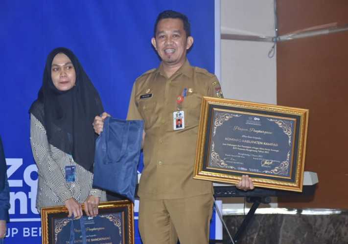 Dinas Kominfo Kampar Raih Penghargaan Dari KPP Pratama Bangkinang