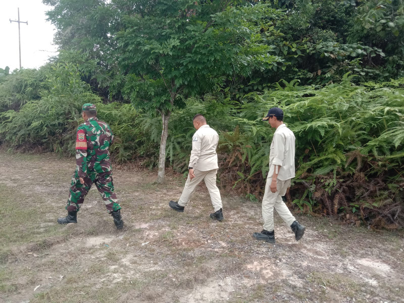 Antisipasi Karhutla, Sertu Sugiarto Aktif Patroli Dengan Warga Masyarakat di Kampung Rantau Bertuah