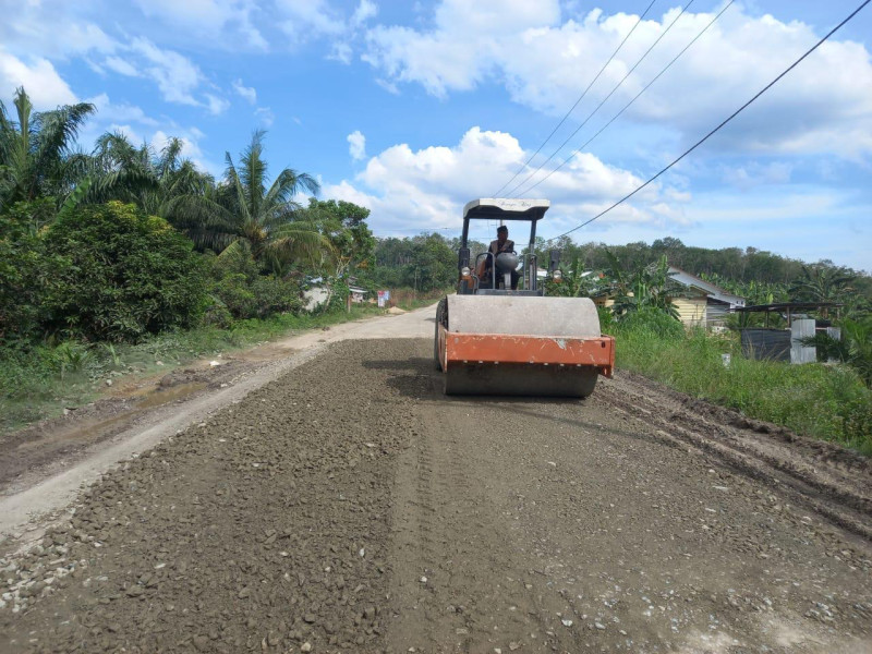 Telah Lama Rusak, Akhirnya Jalan Nasional Lintas Bono Kec. Bunut Kab. Pelalawan Diperbaiki Gubernur Riau