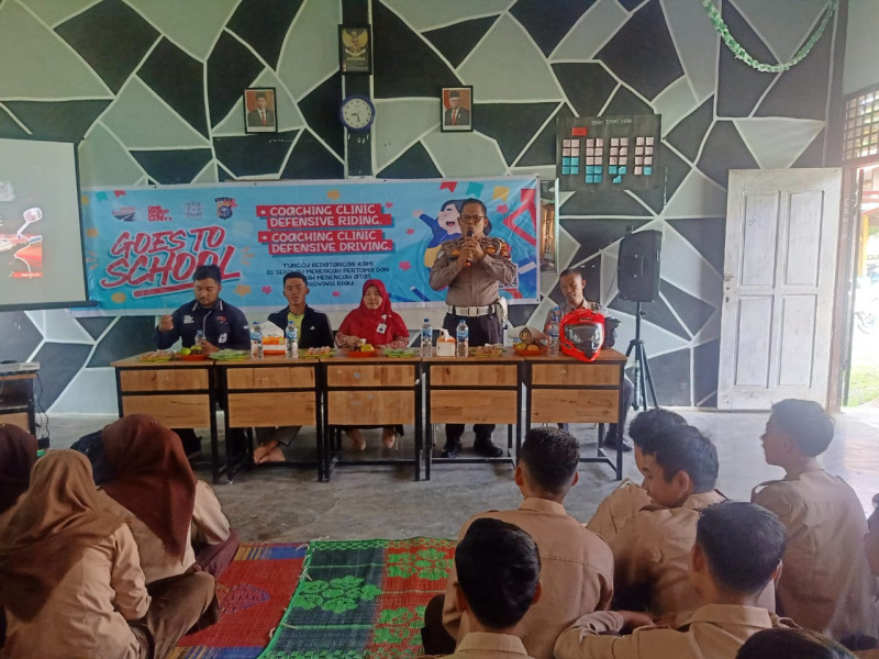 Personil Polsek Kemuning Kontinyu Lakukan Giat Pam dan Gatur Lalin Disejumlah Sekolah Yang Ada Ditepi Jalan Raya