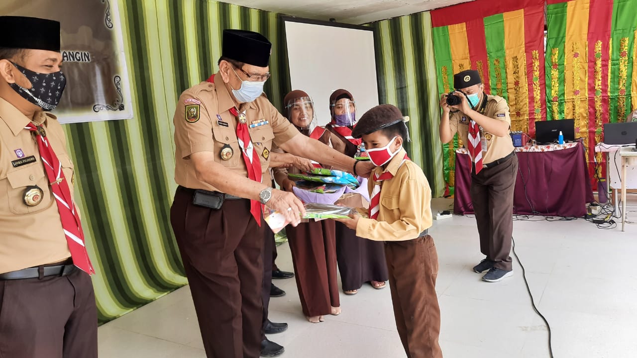 Kwarda Riau Kunjungi SMPN 2 Minas & SDN 07 Mandiangin Serahkan Bantuan Alat Tulis Untuk Anak Pramuka