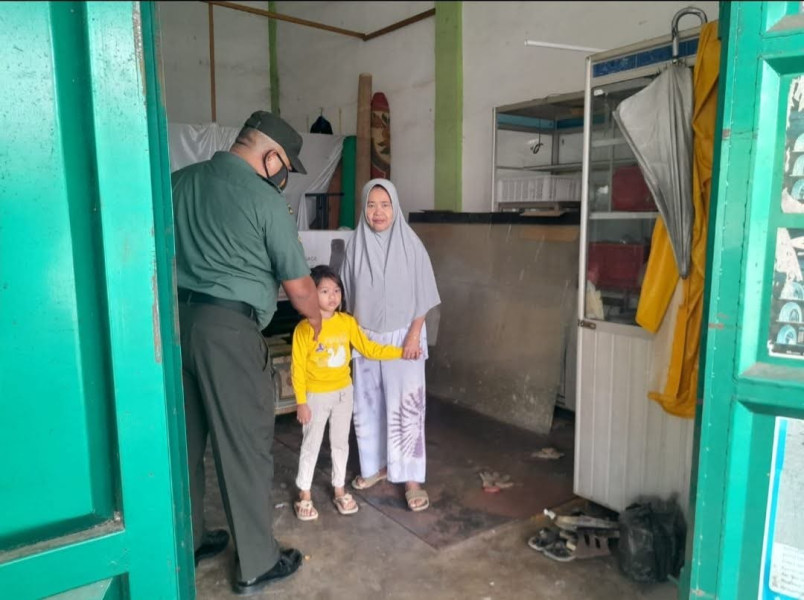 Babinsa Sertu Venus Luberto Lakukan Giat Rutin Pengecekan Anak Stunting di Kampung Perawang Barat
