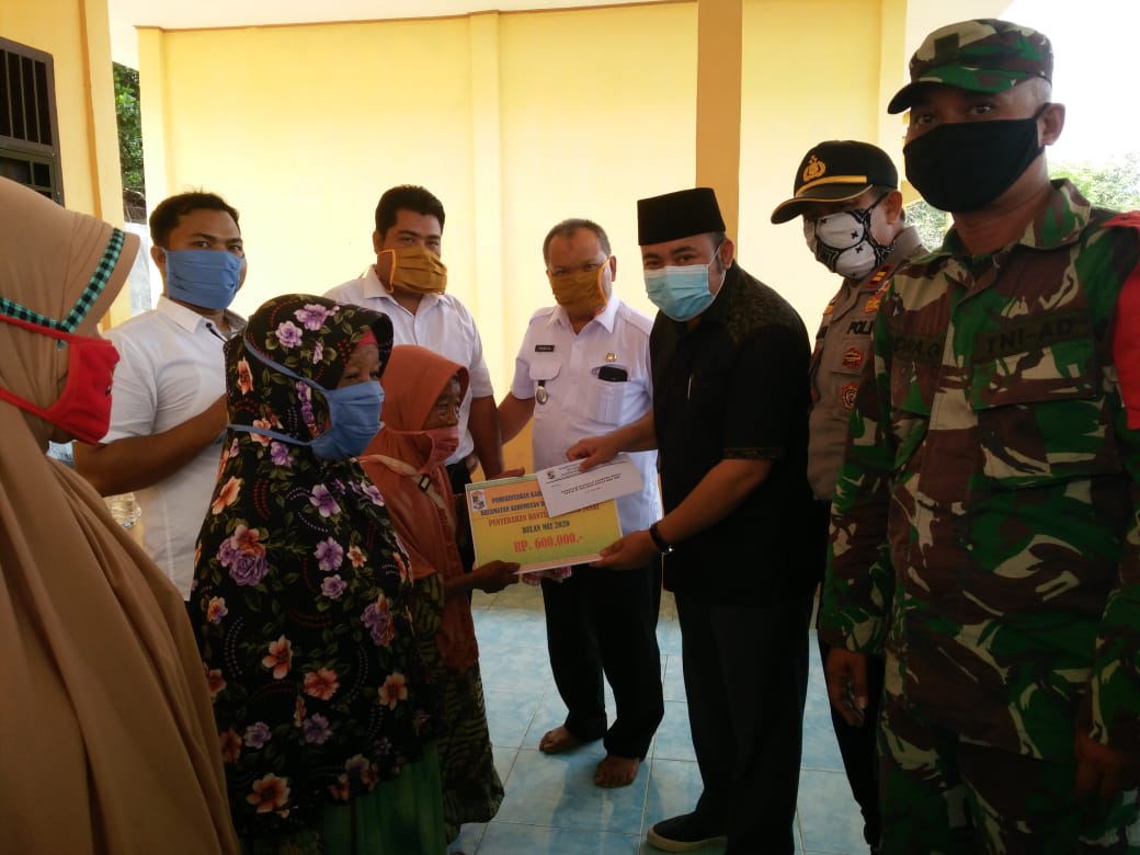 Ketua Komisi I DPRD Pelalawan H Imustiar SIP Bagikan BLT Dana Desa di Pangkalan Tampoi