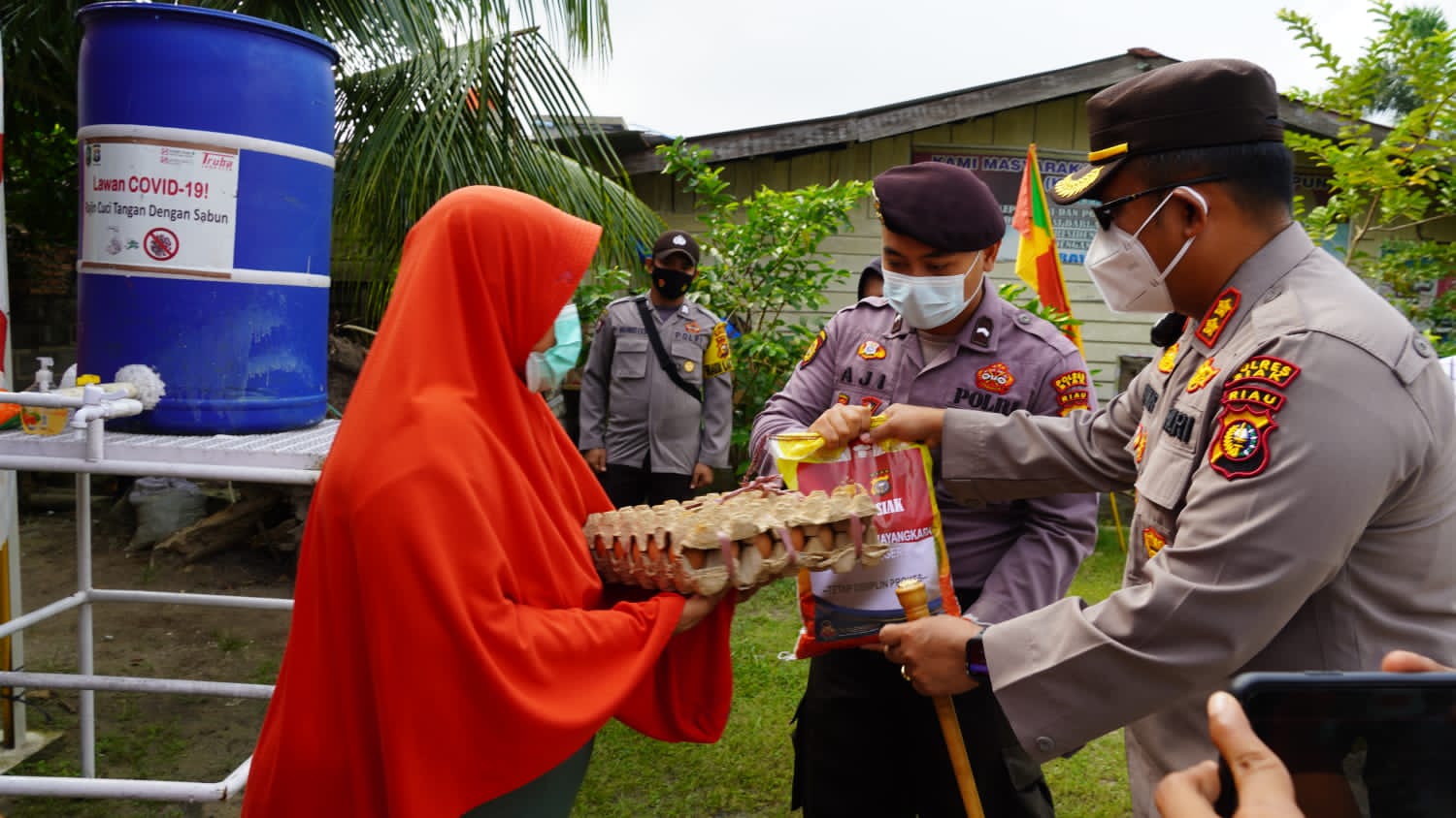 Bansos Bhayangkara Untuk Negeri, Kapolres Siak Kembali Bagikan Ratusan Paket Sembako & Alat Prokes