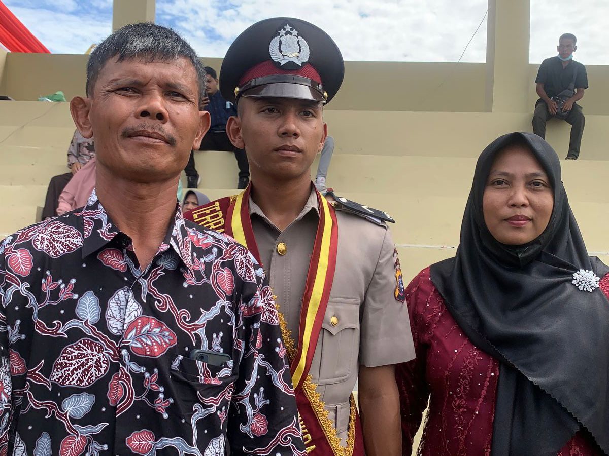 Anak Tukang Las Ini Raih Nilai Tertinggi, Disematkan Tanda Pangkat Bripdanya Oleh Kapolda Riau