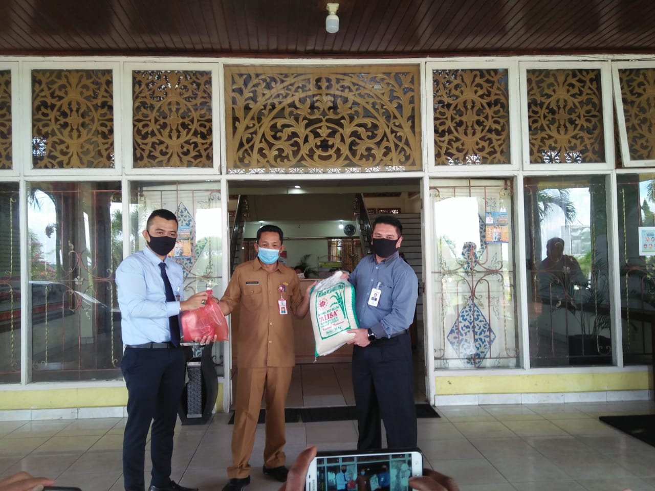 Bank Riau Kepri Cabang Pangkalan Kerinci Salurkan 100 Paket Sembako Melalui Dinsos