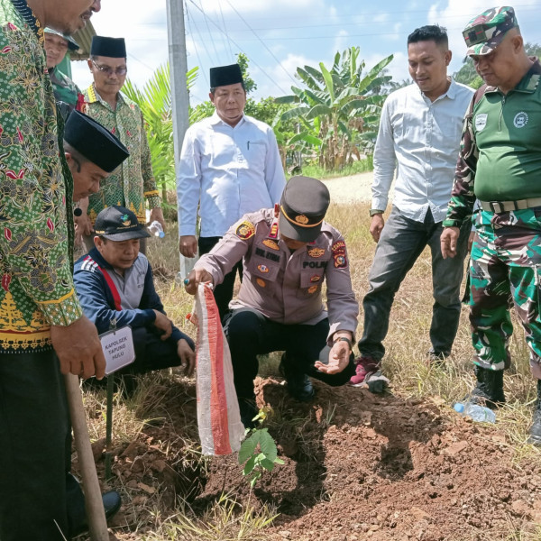 Kapolsek Tapung Hulu dan Danramil 016/Tapung Hadiri Penanaman Sejuta Pohon Matoa yang Digagas Kementerian Agama